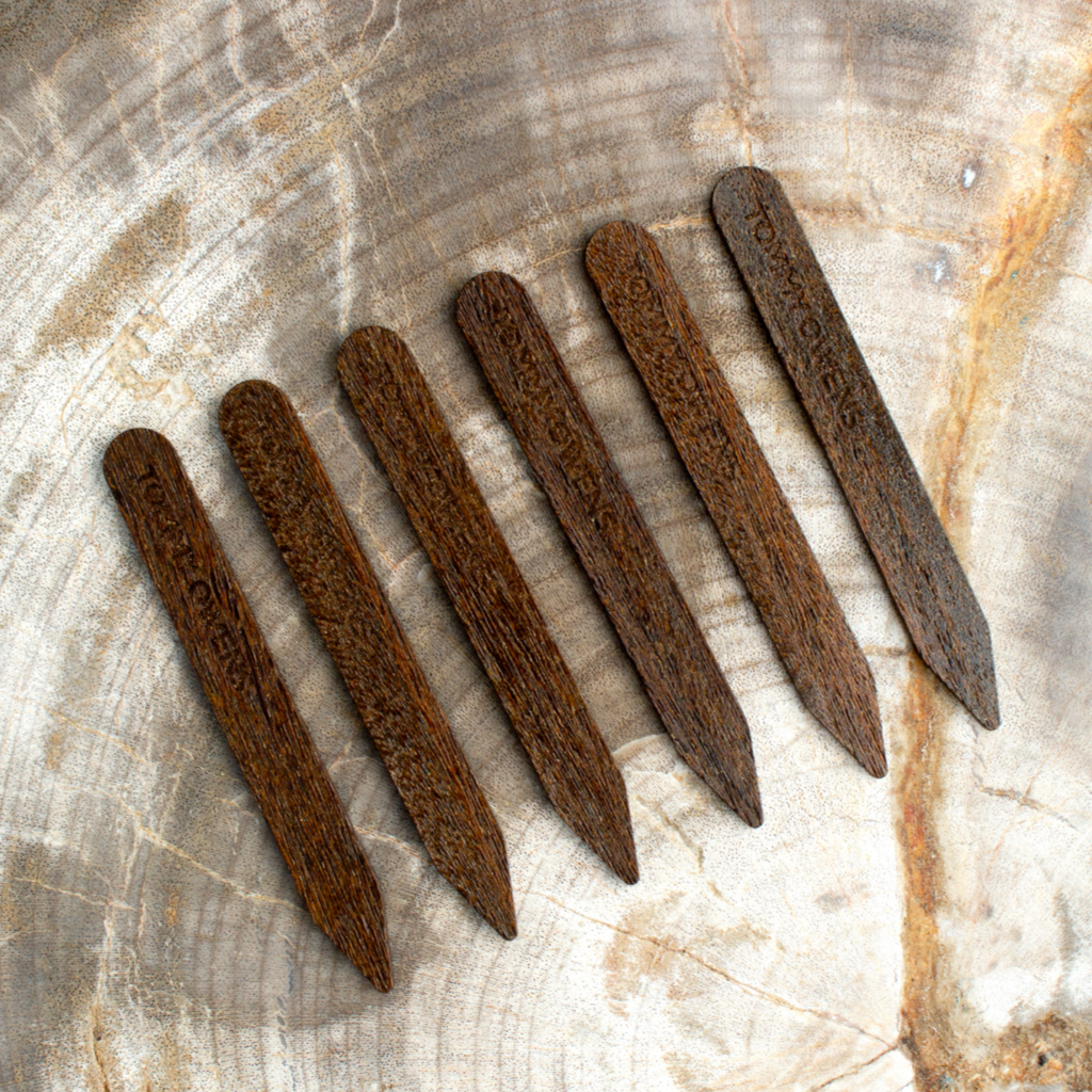 Strong and dense ipe wood collar stays neatly arranged, highlighting their dark brown color and subtle grain